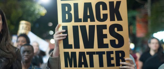 A protester holding up a sign that says Black lives matter