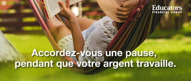 Femme dans un hammack qui lit un livre